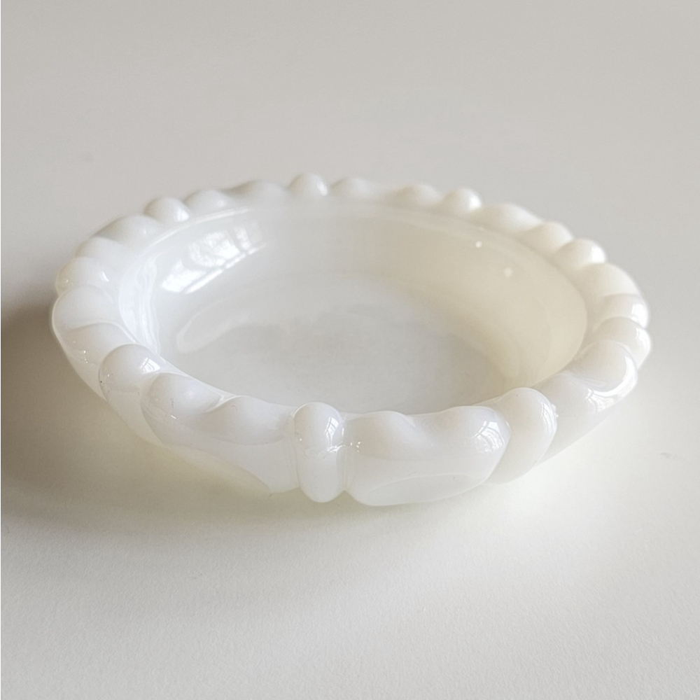 Vintage Anchor Hocking Milk Glass Thumbprint Design Ashtray 4" Round - Picture 5 of 7